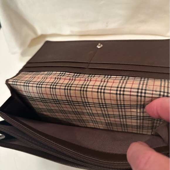 Burberry brown leather bifold wallet with COA, silver logo on outside. - Picture 6 of 9